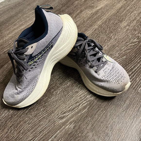 Saucony running shoes - Picture 1 of 5